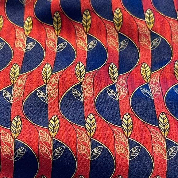 Lanvin Paris Tie. 100% All silk. Beautiful! - Picture 6 of 6